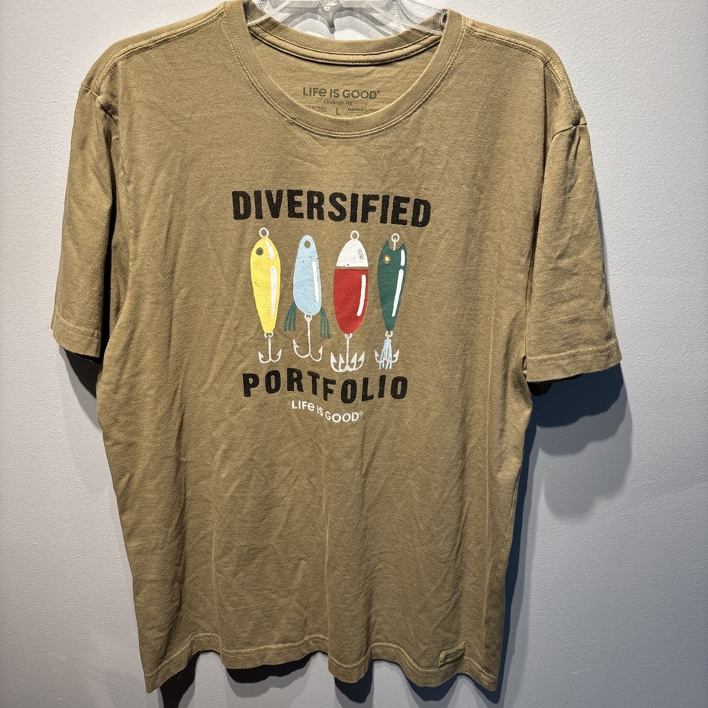 LIFE IS GOOD Diversified Portfolio Fishing Lure Olive Green Crusher Tee SzL